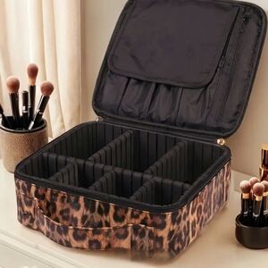 Makeup storage case (Leopard print)